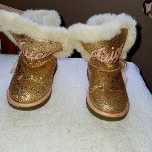 JUICY COUTURE GIRLS FURRY COMFORTABLE SNOW BOOT GOLD GLITTER SIZE 8M GUC SEE PIC